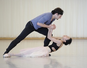Rubén Martín Cintas and Yuan Yuan Tan rehearse <em>Onegin</em><br>Photo by Erik Tomasson Rubén Martín Cintas and Yuan Yuan Tan rehearse <em>Onegin</em>