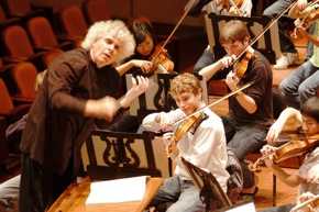 Simon Rattle with the Youth Orchestra<br>Photo by Oliver Theil