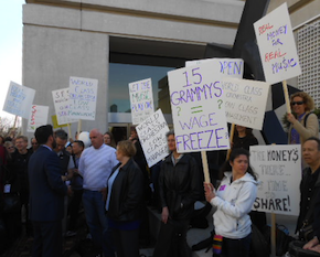 Symphony musicians gather to picket Wednesday morning<br>Photo by Janos Gereben Symphony musicians gather to picket Wednesday morning