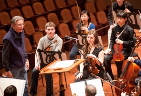 Michael Tilson Thomas with the Youth Orchestra, on his left: concertmaster Alexi Kenney and associate concertmaster Alina Kobialka; assistant concertmaster Michelle Lee and Yujin Ariza