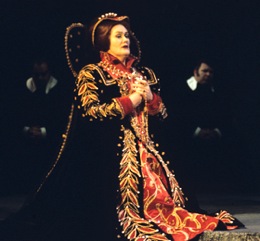 Joan Sutherland in her <em>Maria Stuarda</em> role debut in San Francisco, 1971<br>Photo by Ken Howard