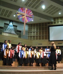 Julie Haydon, Director of Cantare<br>Children's Choirs leading the<br>Nova Ensemble in concert