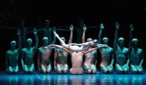 A typically theatrical Neumeier scene in <em>Dream</em>