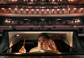 Jonathan Khuner conducting from the pit
