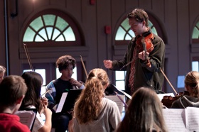 Mads Tolling rehearses the Crowden Orchestra<br>Photo by Andreas Gunther