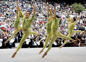 The San Francisco Ballet in a performance of Paul Taylor's <em>Spring Rounds</em><br>Photo by Katy Raddatz