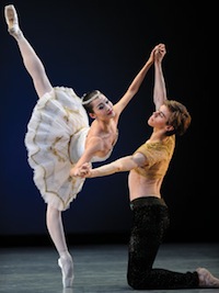WanTing Zhao and Henry Sidford in Petipa's Le Corsaire