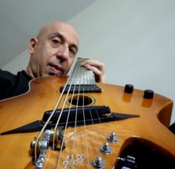 Elliot Sharp and his "guitarbass"