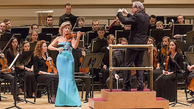 Anne-Sophie Mutter, Michael Tilson Thomas and the New World Symphony in Carnegie Hall on Tuesday (Photo by Richard Termine/<em>Financial Times</em>)
