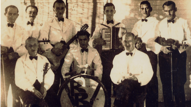 Erich Weininger (standing at the far left) and fellow prisoner musicians on Mauritius | <em>From the CD booklet, courtesy of Pentatone</em>