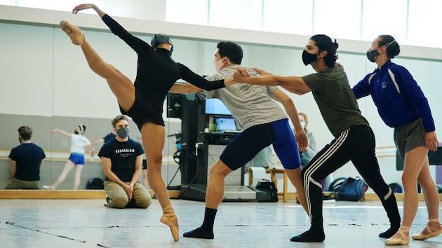 Myles Thatcher rehearsing his new work with Isabella DeVivo, Maggie Weirich, Sean Bennett, and Steven Morse | <em>Credit: Erik Tomasson</em>