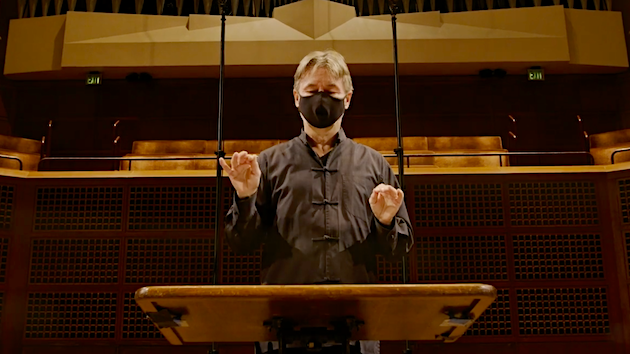 Esa-Pekka Salonen conducting John Adams's <em>Shaker Loops</em> in SF Symphony's “Throughline — From Hall to Home”